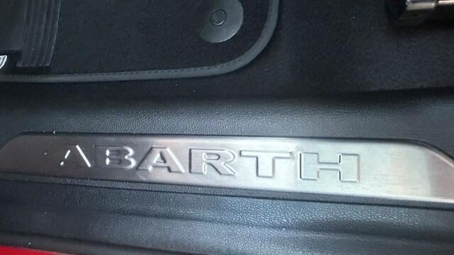 Abarth 500 Abarth Turismo 42 kWh 8.000KM!! NAVIGATIE PREMIUM, APPLE CARPLAY, DAB, PANORAMADAK, STOELVERWARMING, DODEHOEK ASSIST, SPOOR ASSIST, PARKEERHULP V/A, ACHTERUITRIJCAMERA, 18"ABARTH L/M VELGEN, ENZ. ENZ. NIEUWPRIJS ¤41.490,-!!
