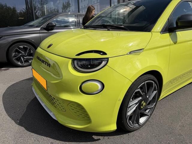 Abarth 500 500e SCORPIONISSIMA 42 kWh Alcantara sportstuur | Pano | Winterpakket – foto 5