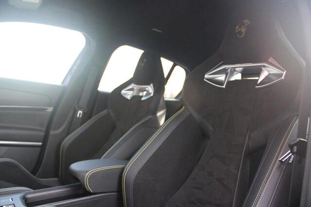 Abarth 600e SCORPIONISSIMA 280PK 54 kWh | SABELT PERFROMANCE SPORTOELEN/BEKLEDING | ENGINE SOUND GENERATOR | PACK DESIGN SCORPIONISSIMA | PACK TECH SCORPIONISSIMA | PACK WINTER (STOEL VERWARMING/VOORRUITVERWARMING) | PACK SCORPION | 20" LICHTMETALEN VELGEN | ABARTH B