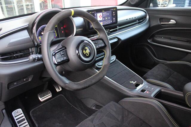 Abarth 600e SCORPIONISSIMA 280PK 54 kWh | SABELT PERFROMANCE SPORTOELEN/BEKLEDING | ENGINE SOUND GENERATOR | PACK DESIGN SCORPIONISSIMA | PACK TECH SCORPIONISSIMA | PACK WINTER (STOEL VERWARMING/VOORRUITVERWARMING) | PACK SCORPION | 20" LICHTMETALEN VELGEN | ABARTH B