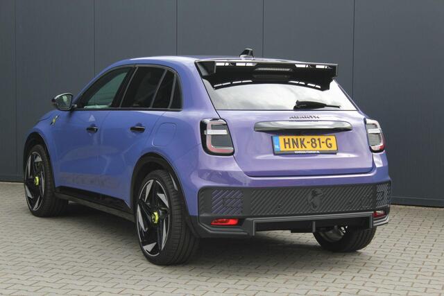Abarth 600e Abarth Scorpionissima 54 kWh 282PK | Fabrieksgarantie | Kuipstoelen | Cruise control Adaptief | Apple Carplay/Android Auto | Parkeercamera | Half leder/alcantara | Voorruit verwarming | Parkeersensoren | Bluetooth | Navigatie |