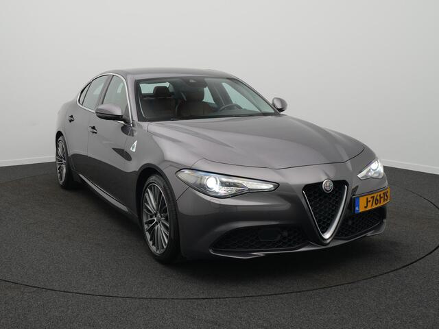 Alfa Romeo GIULIA 2.0T Super - Achteruitrijcamera - Navigatie - Stoel + Stuurverwarming