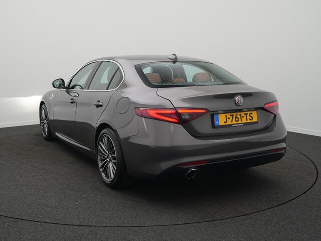 Alfa Romeo GIULIA 2.0T Super - Achteruitrijcamera - Navigatie - Stoel + Stuurverwarming