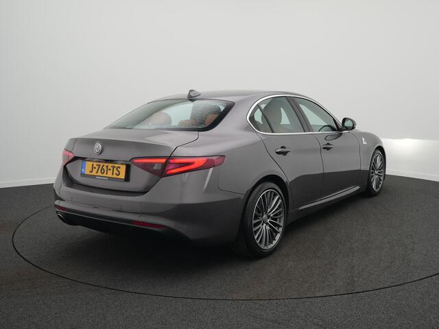 Alfa Romeo GIULIA 2.0T Super - Achteruitrijcamera - Navigatie - Stoel + Stuurverwarming