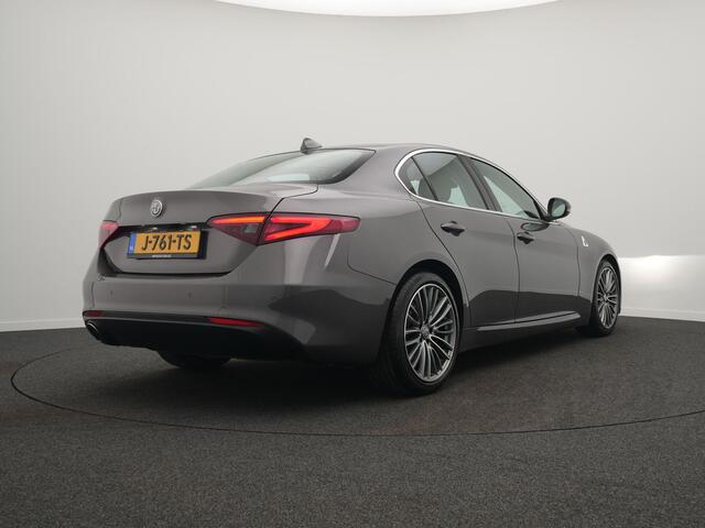Alfa Romeo GIULIA 2.0T Super - Achteruitrijcamera - Navigatie - Stoel + Stuurverwarming