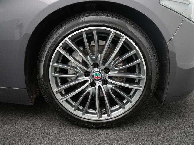 Alfa Romeo GIULIA 2.0T Super - Achteruitrijcamera - Navigatie - Stoel + Stuurverwarming