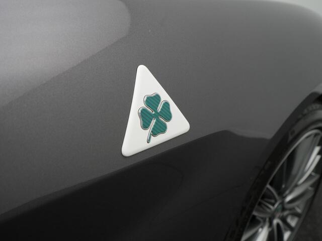 Alfa Romeo GIULIA 2.0T Super - Achteruitrijcamera - Navigatie - Stoel + Stuurverwarming