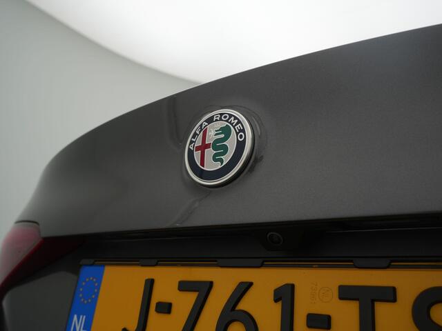 Alfa Romeo GIULIA 2.0T Super - Achteruitrijcamera - Navigatie - Stoel + Stuurverwarming