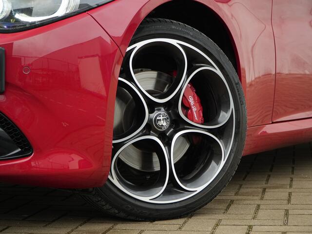 Alfa Romeo GIULIA 2.0 Turbo 280 PK Competizione Q4 AWD | Harman | Veloce | 19"