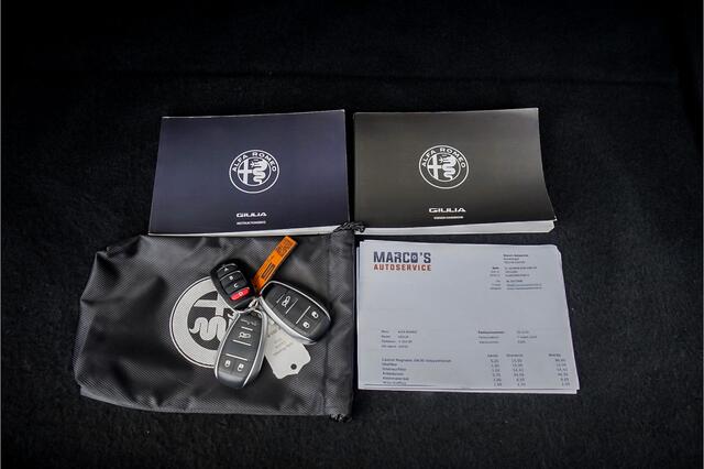 Alfa Romeo GIULIA 2.0 T Veloce AWD Facelift CarPlay Leder 19"