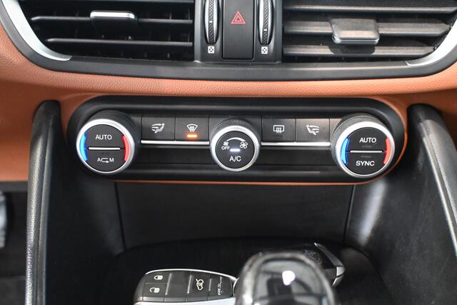 Alfa Romeo GIULIA 2.2 Super Automaat Ecc Navigatie Cruise Control Rijklaarprijs Inruil Mogelijk!