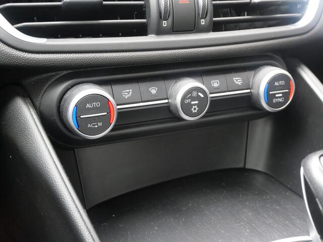 Alfa Romeo GIULIA 2.0T SUPER | AUTOMAAT | NAVIGATIE | KEYLESS | DAB | 19 INCH | NL-AUTO!!