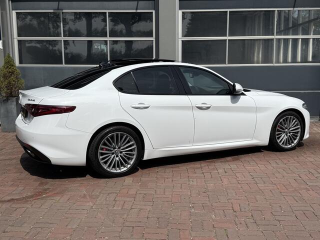 Alfa Romeo GIULIA 2.0T Super Leer,Schuifdak,20Inch,Navi,Camera Bj 2018 Dealer Onderhouden