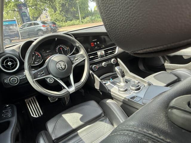 Alfa Romeo GIULIA 2.0T Super Leer,Schuifdak,20Inch,Navi,Camera Bj 2018 Dealer Onderhouden
