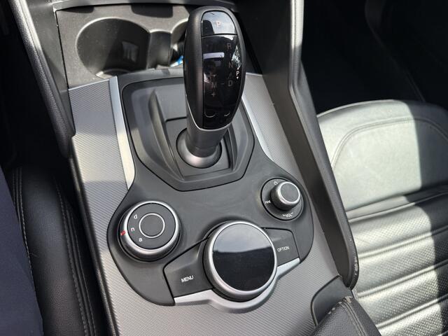 Alfa Romeo GIULIA 2.0T Super Leer,Schuifdak,20Inch,Navi,Camera Bj 2018 Dealer Onderhouden