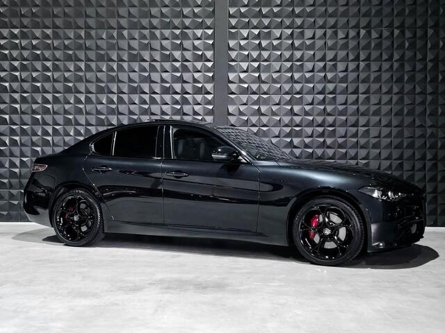 Alfa Romeo GIULIA 2.0 T 280pk AWD Veloce ALL BLACK | Pano | 19"| ACC | Matrix |Side | Memo | ACC |