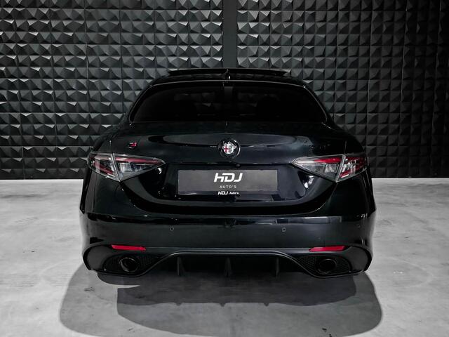 Alfa Romeo GIULIA 2.0 T 280pk AWD Veloce ALL BLACK | Pano | 19"| ACC | Matrix |Side | Memo | ACC |