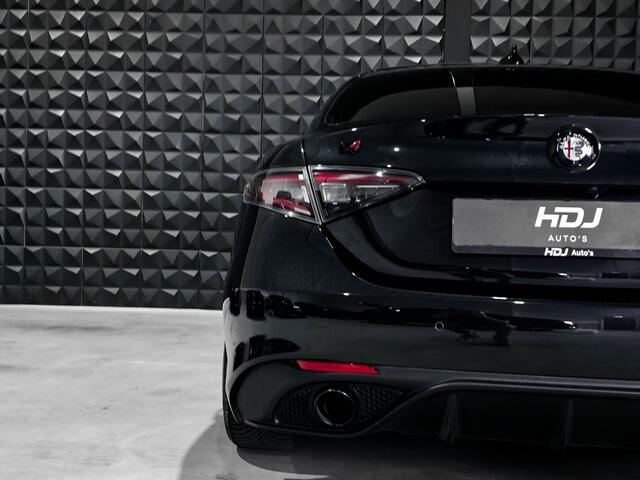 Alfa Romeo GIULIA 2.0 T 280pk AWD Veloce ALL BLACK | Pano | 19"| ACC | Matrix |Side | Memo | ACC |