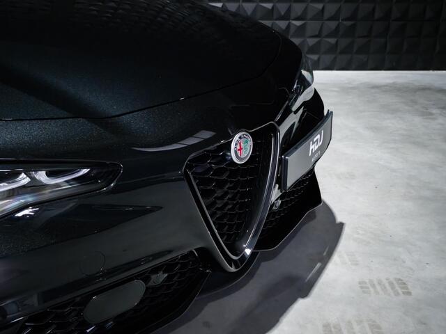 Alfa Romeo GIULIA 2.0 T 280pk AWD Veloce ALL BLACK | Pano | 19"| ACC | Matrix |Side | Memo | ACC |