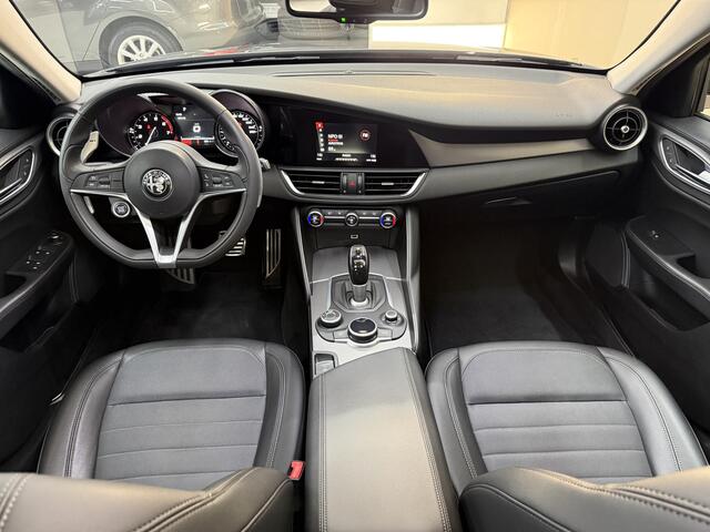 Alfa Romeo GIULIA 2.0T Super, 200pk, 2017, 2de eigenaar, Panoramadak, Navigatie, Afneembare trekhaak, Climate control, Cruise control, Parkeersensoren, Xenon koplampen, Volledige historie,