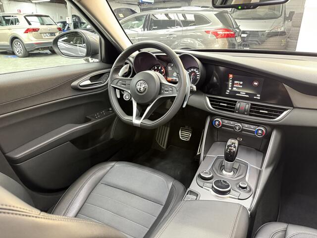 Alfa Romeo GIULIA 2.0T Super, 200pk, 2017, 2de eigenaar, Panoramadak, Navigatie, Afneembare trekhaak, Climate control, Cruise control, Parkeersensoren, Xenon koplampen, Volledige historie,