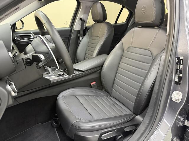 Alfa Romeo GIULIA 2.0T Super, 200pk, 2017, 2de eigenaar, Panoramadak, Navigatie, Afneembare trekhaak, Climate control, Cruise control, Parkeersensoren, Xenon koplampen, Volledige historie,