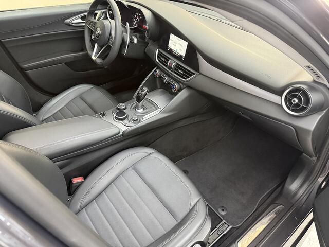 Alfa Romeo GIULIA 2.0T Super, 200pk, 2017, 2de eigenaar, Panoramadak, Navigatie, Afneembare trekhaak, Climate control, Cruise control, Parkeersensoren, Xenon koplampen, Volledige historie,