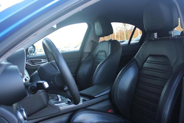 Alfa Romeo GIULIA 2.0 T 280PK Q4 AWD VELOCE | FULL MAP NAVIGATIE | BI-XENON KOPLAMPEN | LED ACHTERLICHTEN | LEDEREN BEKLEDING | ELEKTRISCH VERSTELBARE "VELOCE" SPORTSTOELEN MET VERWARMING EN OP DE BESTUURDERSSTOEL GEHEUGEN | ELEKTRISCH VERSTELBARE ZIJDELINKSE STEUNEN OP VO