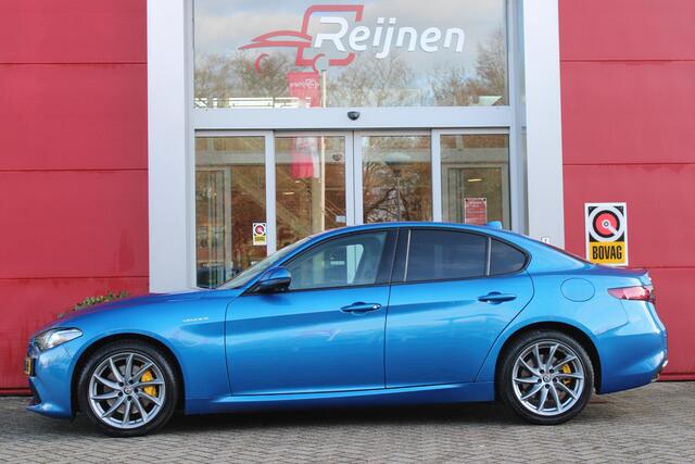 Alfa Romeo GIULIA 2.0 T 280PK Q4 AWD VELOCE | FULL MAP NAVIGATIE | BI-XENON KOPLAMPEN | LED ACHTERLICHTEN | LEDEREN BEKLEDING | ELEKTRISCH VERSTELBARE "VELOCE" SPORTSTOELEN MET VERWARMING EN OP DE BESTUURDERSSTOEL GEHEUGEN | ELEKTRISCH VERSTELBARE ZIJDELINKSE STEUNEN OP VO