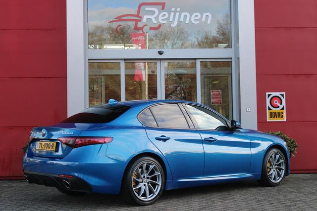 Alfa Romeo GIULIA 2.0 T 280PK Q4 AWD VELOCE | FULL MAP NAVIGATIE | BI-XENON KOPLAMPEN | LED ACHTERLICHTEN | LEDEREN BEKLEDING | ELEKTRISCH VERSTELBARE "VELOCE" SPORTSTOELEN MET VERWARMING EN OP DE BESTUURDERSSTOEL GEHEUGEN | ELEKTRISCH VERSTELBARE ZIJDELINKSE STEUNEN OP VO