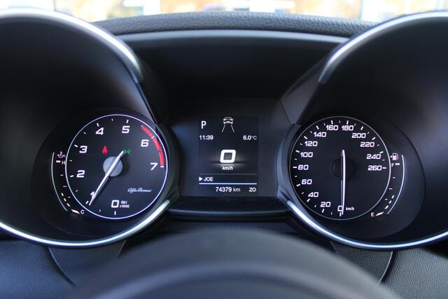 Alfa Romeo GIULIA 2.0 T 280PK Q4 AWD VELOCE | FULL MAP NAVIGATIE | BI-XENON KOPLAMPEN | LED ACHTERLICHTEN | LEDEREN BEKLEDING | ELEKTRISCH VERSTELBARE "VELOCE" SPORTSTOELEN MET VERWARMING EN OP DE BESTUURDERSSTOEL GEHEUGEN | ELEKTRISCH VERSTELBARE ZIJDELINKSE STEUNEN OP VO