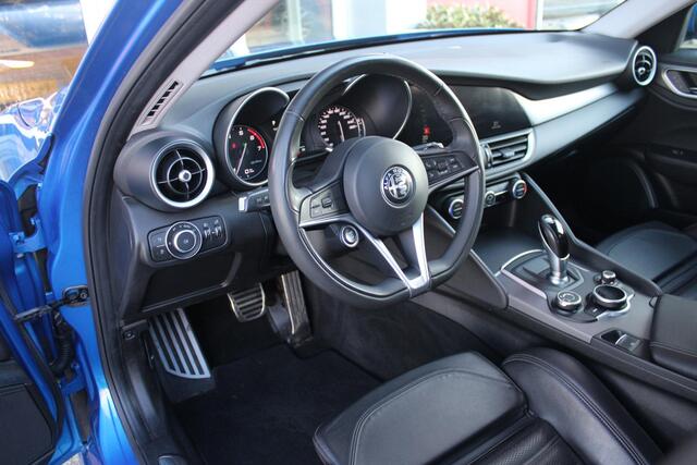 Alfa Romeo GIULIA 2.0 T 280PK Q4 AWD VELOCE | FULL MAP NAVIGATIE | BI-XENON KOPLAMPEN | LED ACHTERLICHTEN | LEDEREN BEKLEDING | ELEKTRISCH VERSTELBARE "VELOCE" SPORTSTOELEN MET VERWARMING EN OP DE BESTUURDERSSTOEL GEHEUGEN | ELEKTRISCH VERSTELBARE ZIJDELINKSE STEUNEN OP VO