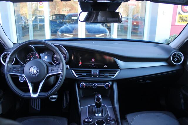 Alfa Romeo GIULIA 2.0 T 280PK Q4 AWD VELOCE | FULL MAP NAVIGATIE | BI-XENON KOPLAMPEN | LED ACHTERLICHTEN | LEDEREN BEKLEDING | ELEKTRISCH VERSTELBARE "VELOCE" SPORTSTOELEN MET VERWARMING EN OP DE BESTUURDERSSTOEL GEHEUGEN | ELEKTRISCH VERSTELBARE ZIJDELINKSE STEUNEN OP VO