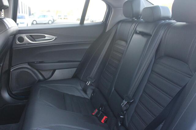 Alfa Romeo GIULIA 2.0 T 280PK Q4 AWD VELOCE | FULL MAP NAVIGATIE | BI-XENON KOPLAMPEN | LED ACHTERLICHTEN | LEDEREN BEKLEDING | ELEKTRISCH VERSTELBARE "VELOCE" SPORTSTOELEN MET VERWARMING EN OP DE BESTUURDERSSTOEL GEHEUGEN | ELEKTRISCH VERSTELBARE ZIJDELINKSE STEUNEN OP VO