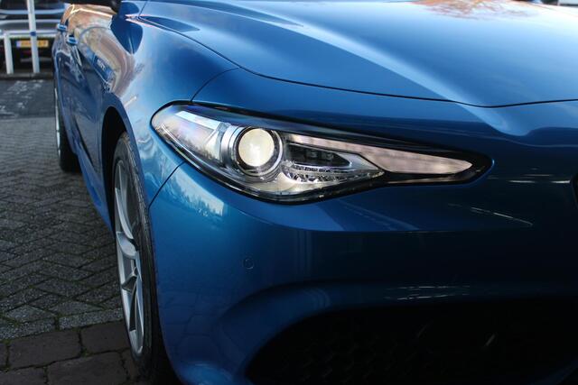 Alfa Romeo GIULIA 2.0 T 280PK Q4 AWD VELOCE | FULL MAP NAVIGATIE | BI-XENON KOPLAMPEN | LED ACHTERLICHTEN | LEDEREN BEKLEDING | ELEKTRISCH VERSTELBARE "VELOCE" SPORTSTOELEN MET VERWARMING EN OP DE BESTUURDERSSTOEL GEHEUGEN | ELEKTRISCH VERSTELBARE ZIJDELINKSE STEUNEN OP VO