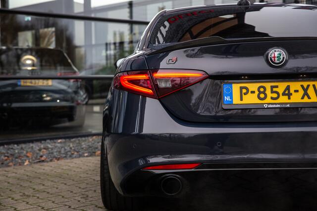 Alfa Romeo GIULIA 2.0T B-Tech , Carbon-delen exterieur, Memory-seats, Stuur/stoel-verwarming,