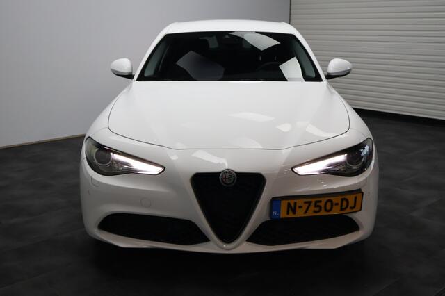 Alfa Romeo GIULIA 2.0T Super Automaat | Bi-Xenon | Carbon | Stoel/Stuurverwarming