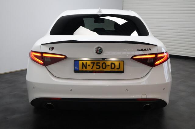 Alfa Romeo GIULIA 2.0T Super Automaat | Bi-Xenon | Carbon | Stoel/Stuurverwarming