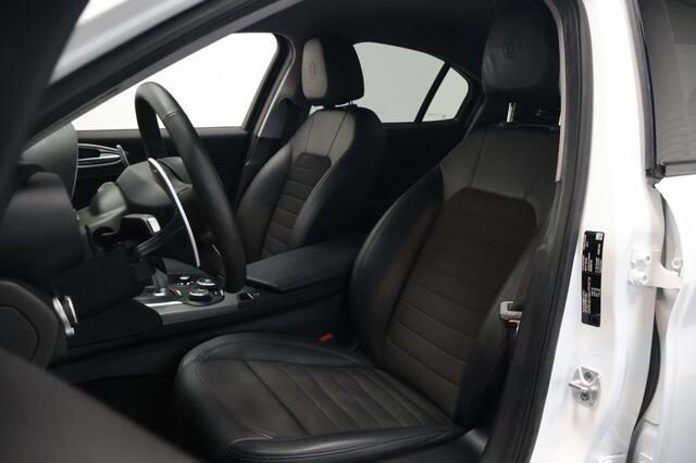 Alfa Romeo GIULIA 2.0T Super Automaat | Bi-Xenon | Carbon | Stoel/Stuurverwarming