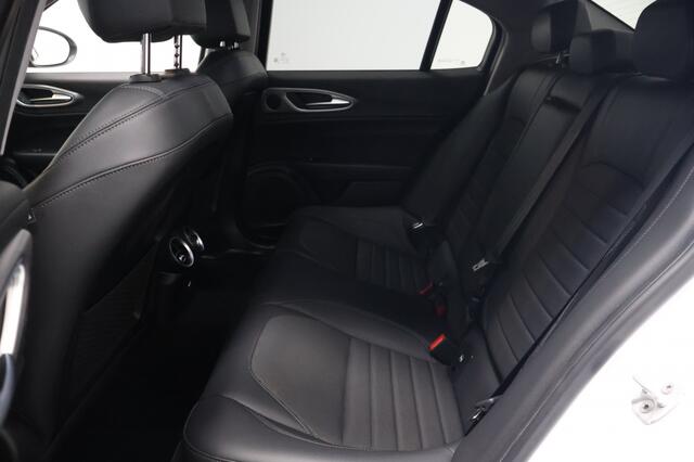 Alfa Romeo GIULIA 2.0T Super Automaat | Bi-Xenon | Carbon | Stoel/Stuurverwarming