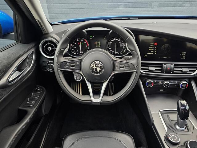 Alfa Romeo GIULIA 2.0 T AWD Veloce / PANO / ADAPT. SCHOKBREK. / ADAPT. CRUISE /