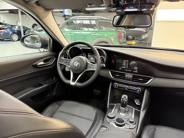 Alfa Romeo GIULIA 2.0T Super, 200Pk, 2017, 2de eigenaar, Panoramadak, Navigatie, Parkeersensoren, Xenon koplampen, Cruise control, Climate control,