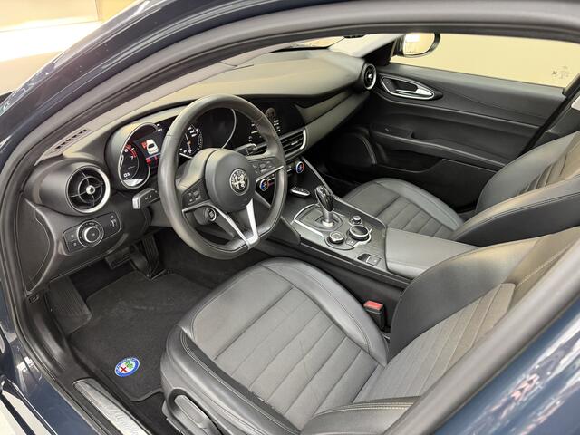 Alfa Romeo GIULIA 2.0T Super, 200Pk, 2017, 2de eigenaar, Panoramadak, Navigatie, Parkeersensoren, Xenon koplampen, Cruise control, Climate control,