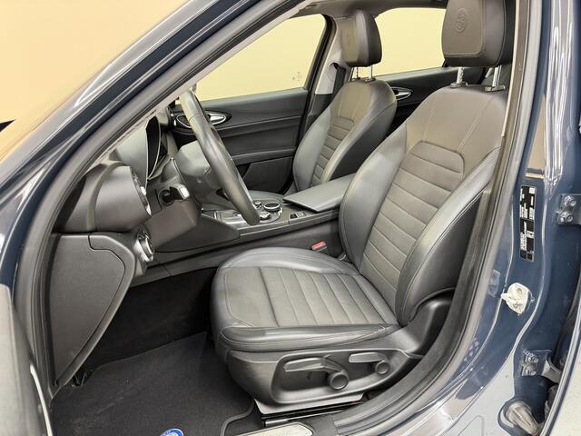 Alfa Romeo GIULIA 2.0T Super, 200Pk, 2017, 2de eigenaar, Panoramadak, Navigatie, Parkeersensoren, Xenon koplampen, Cruise control, Climate control,