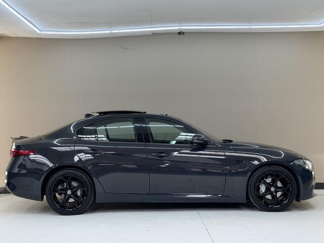 Alfa Romeo GIULIA 2.0T Super, 200Pk, 2017, 2de eigenaar, Panoramadak, Navigatie, Parkeersensoren, Xenon koplampen, Cruise control, Climate control,