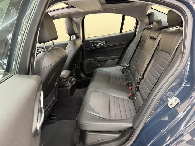 Alfa Romeo GIULIA 2.0T Super, 200Pk, 2017, 2de eigenaar, Panoramadak, Navigatie, Parkeersensoren, Xenon koplampen, Cruise control, Climate control,