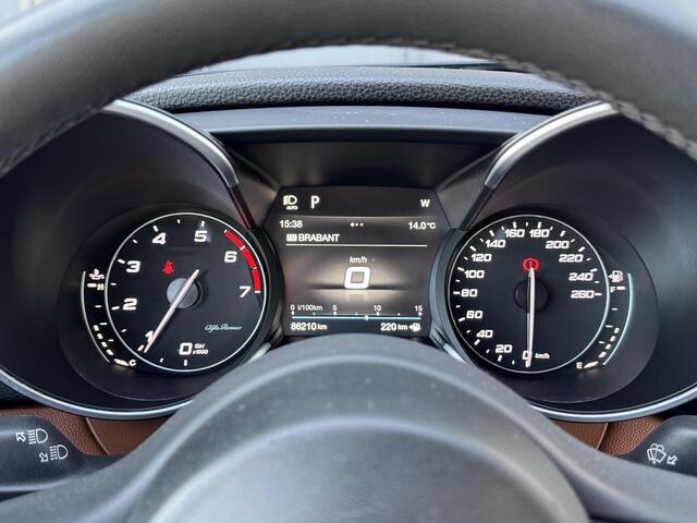 Alfa Romeo GIULIA 2.0T Super | Veloce interieur | Xenon | Prijs is rijklaar incl. garantie