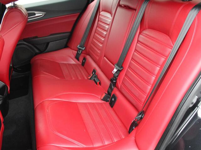 Alfa Romeo GIULIA 2.0T Super | 320 PK | RAGAZZON EINDDEMPER | LEDEREN BEKLEDING | AFNEEMBARE TREKHAAK |