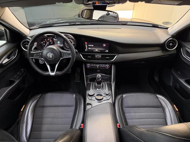 Alfa Romeo GIULIA 2.0T Super, 200Pk, 2017, 2de eigenaar, Climate control, Cruise control, Schakelflippers, Navigatie, Bluetooth, Half leder/ half stof, Volledige historie,