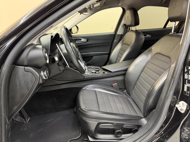 Alfa Romeo GIULIA 2.0T Super, 200Pk, 2017, 2de eigenaar, Climate control, Cruise control, Schakelflippers, Navigatie, Bluetooth, Half leder/ half stof, Volledige historie,